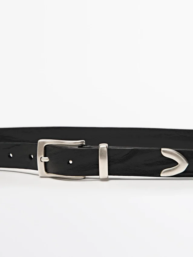 Skärp i nappaläder med detalj på änden Skärp i nappaläder med detalj på änden