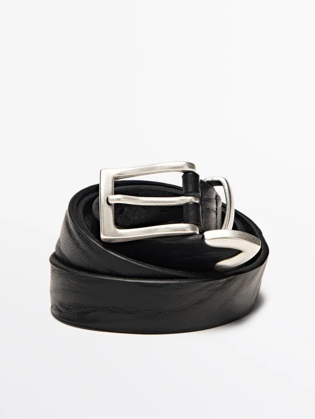 Skärp i nappaläder med detalj på änden Skärp i nappaläder med detalj på änden