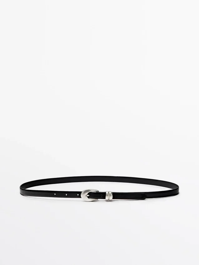 Skärp i nappaläder med ovalt spänne Skärp i nappaläder med ovalt spänne