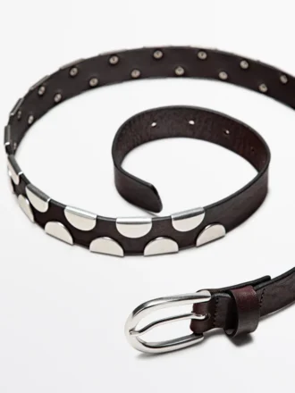 Skärp med metallapplikationer