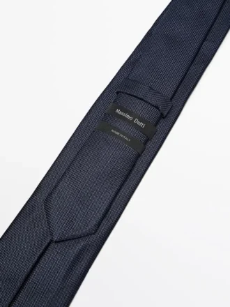 Slips i 100 % mullbärssilke med prickar