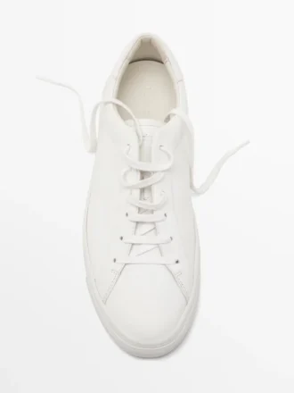 Sneakers i delat mocka