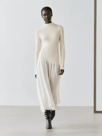 Stickad klänning med matchande detaljer