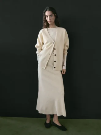 Stickad kofta i alpaca och ull med V-ringning