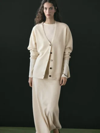 Stickad kofta i alpaca och ull med V-ringning