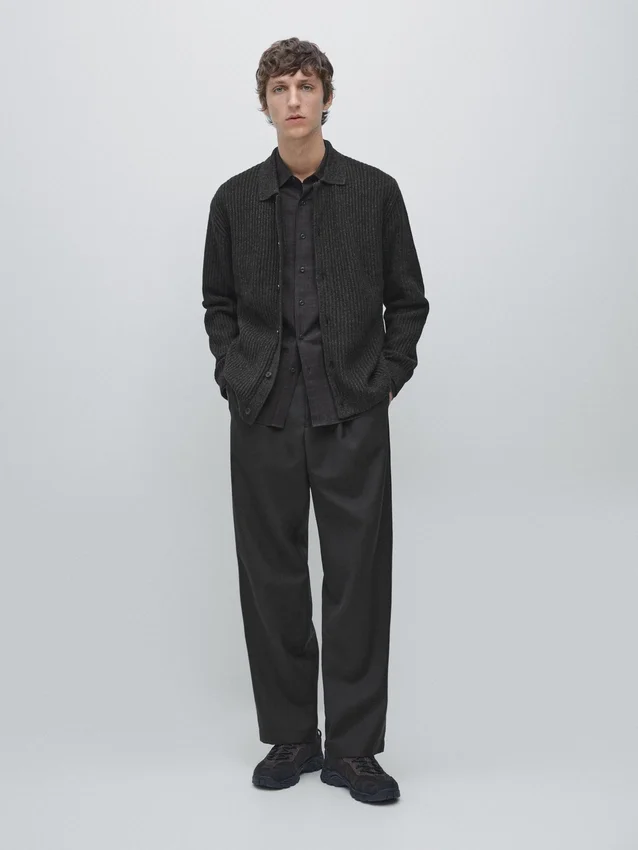 Stickad kofta i bomulls- och ullblandning med knappar Stickad kofta i bomulls- och ullblandning med knappar