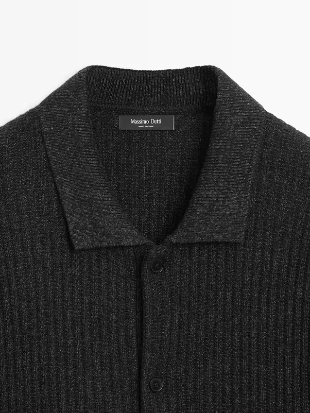 Stickad kofta i bomulls- och ullblandning med knappar Stickad kofta i bomulls- och ullblandning med knappar