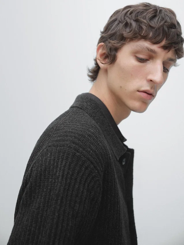 Stickad kofta i bomulls- och ullblandning med knappar Stickad kofta i bomulls- och ullblandning med knappar