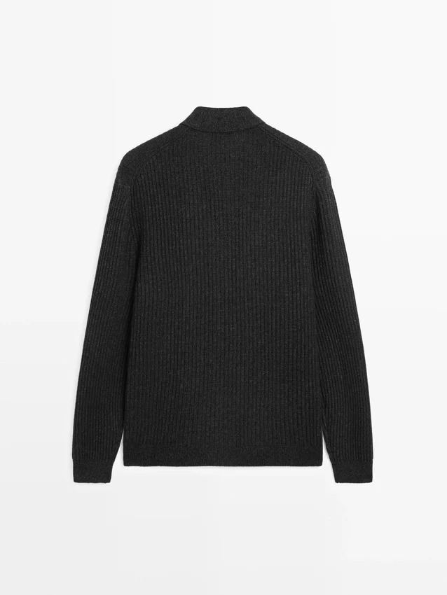 Stickad kofta i bomulls- och ullblandning med knappar Stickad kofta i bomulls- och ullblandning med knappar