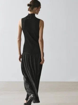 Stickad midiklänning med kontrastdetaljer