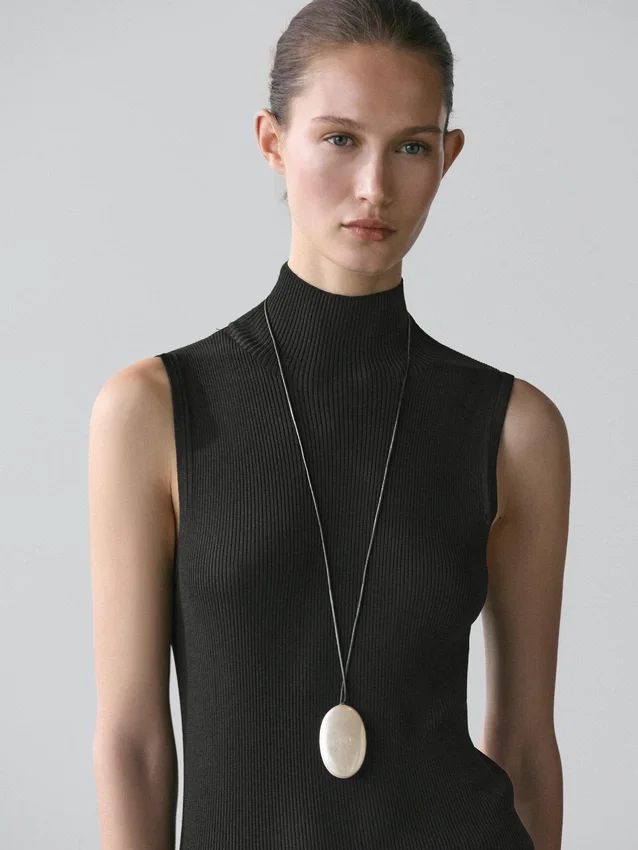 Stickad midiklänning med kontrastdetaljer Stickad midiklänning med kontrastdetaljer