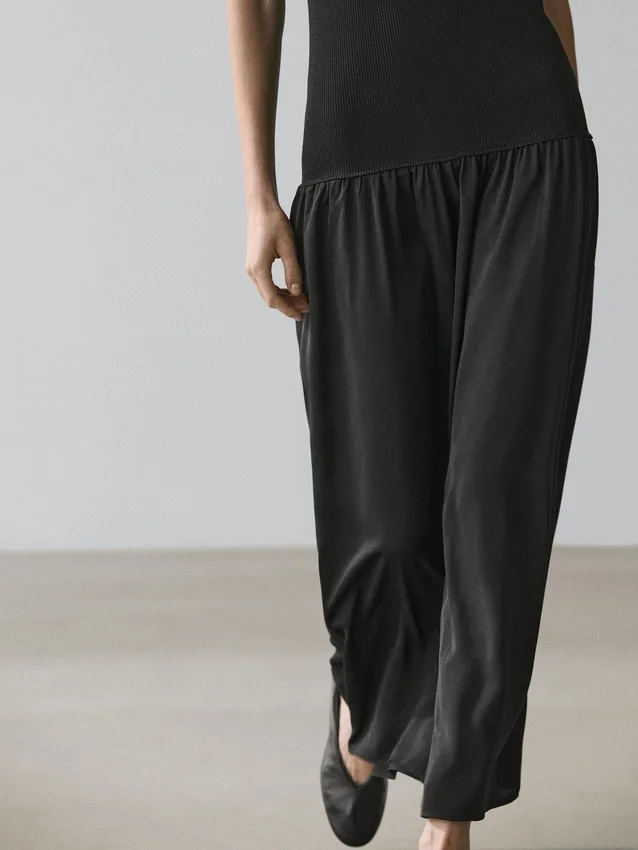 Stickad midiklänning med kontrastdetaljer Stickad midiklänning med kontrastdetaljer