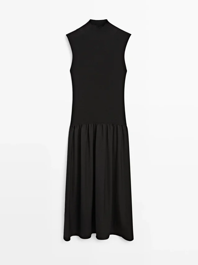 Stickad midiklänning med kontrastdetaljer Stickad midiklänning med kontrastdetaljer