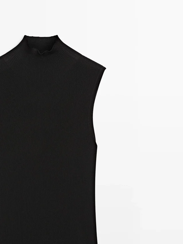 Stickad midiklänning med kontrastdetaljer Stickad midiklänning med kontrastdetaljer