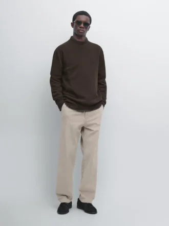 Stickad tröja i bomullsblandning med hög hals