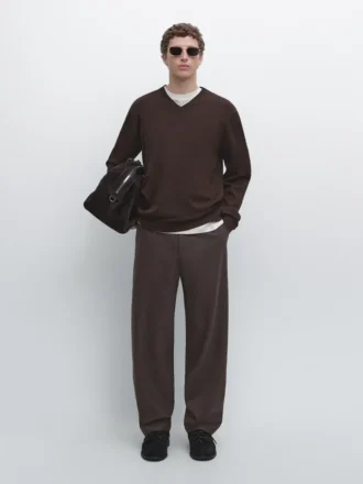 Stickad tröja i bomullsblandning med V-ringning