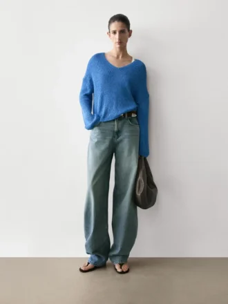 Stickad tröja i bomullsblandning med V-ringning