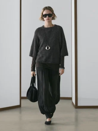 Stickad tröja i en blandning av alpacka och ull med raglanärmar