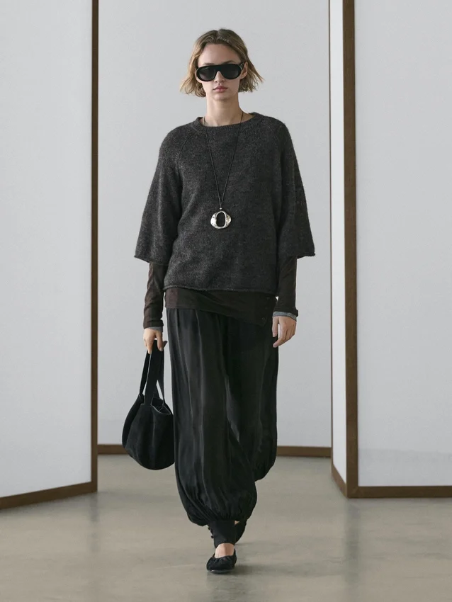 Stickad tröja i en blandning av alpacka och ull med raglanärmar Stickad tröja i en blandning av alpacka och ull med raglanärmar