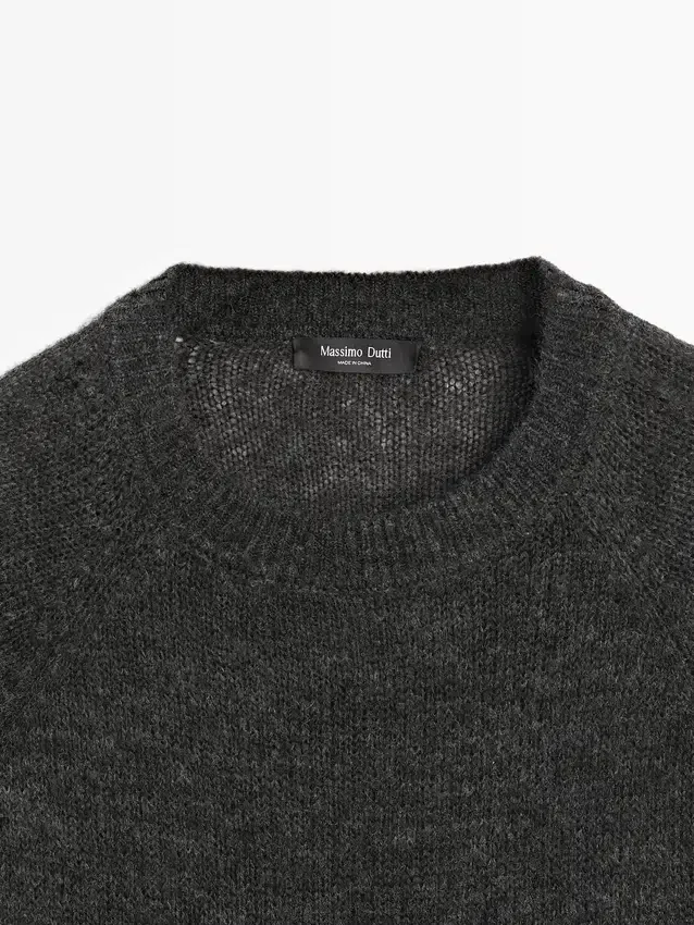 Stickad tröja i en blandning av alpacka och ull med raglanärmar Stickad tröja i en blandning av alpacka och ull med raglanärmar