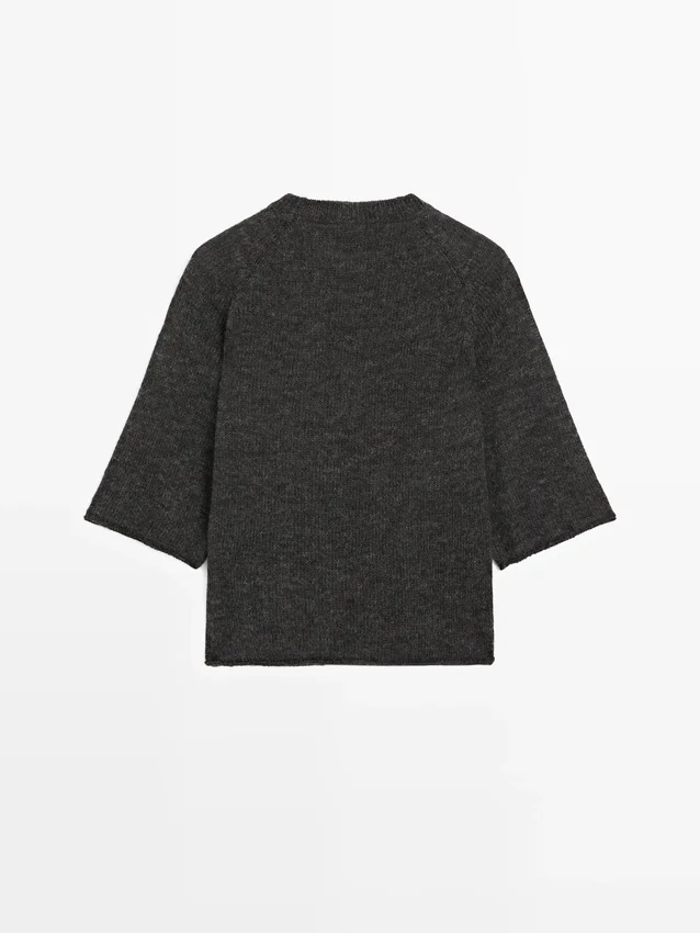 Stickad tröja i en blandning av alpacka och ull med raglanärmar Stickad tröja i en blandning av alpacka och ull med raglanärmar