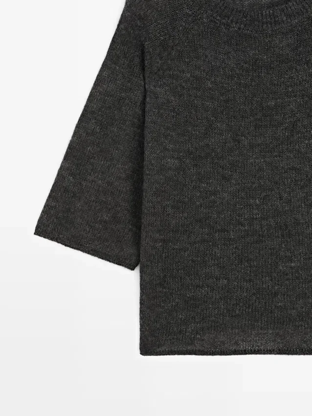 Stickad tröja i en blandning av alpacka och ull med raglanärmar Stickad tröja i en blandning av alpacka och ull med raglanärmar