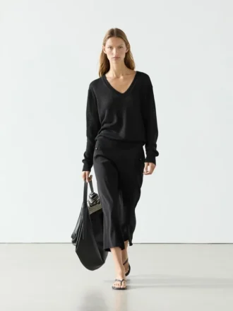 Stickad tröja i linne med V-ringning