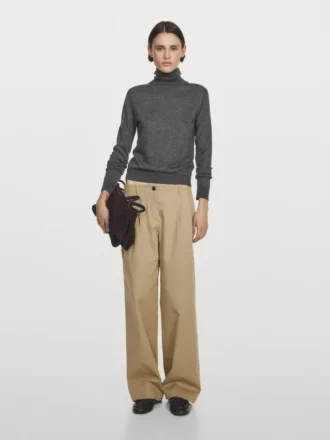 Stickad tröja i ullblandning med hög hals