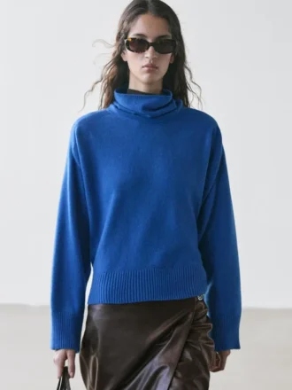 Stickad tröja i ullblandning med hög hals