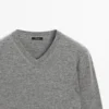 Stickad tröja i ullblandning med V-ringning
