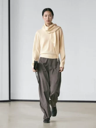 Stickad tröja med halsduka-detalj