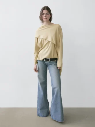 Stickad tröja med halsduka-detalj