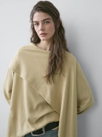 Stickad tröja med halsduka-detalj