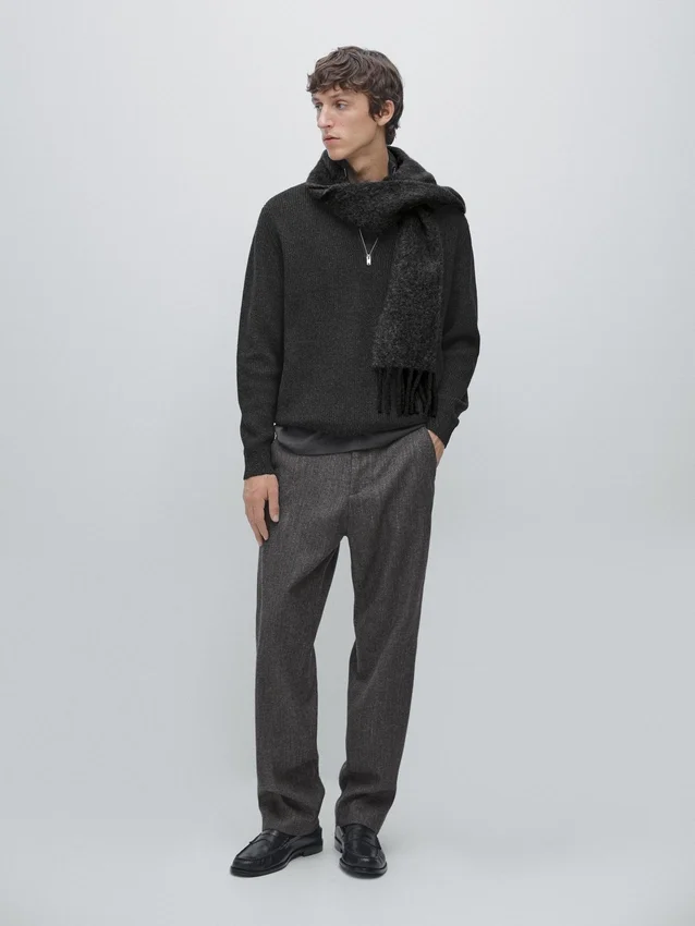 Stickad tröja med hög hals och dragkedja Stickad tröja med hög hals och dragkedja