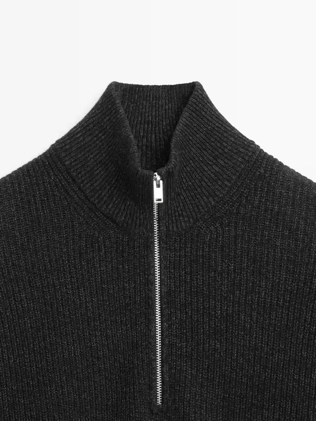 Stickad tröja med hög hals och dragkedja Stickad tröja med hög hals och dragkedja