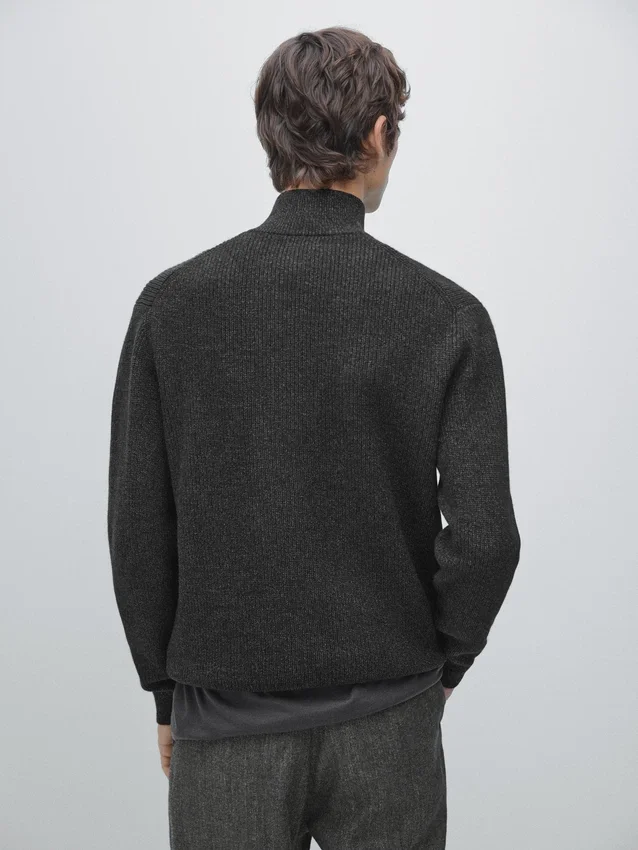 Stickad tröja med hög hals och dragkedja Stickad tröja med hög hals och dragkedja