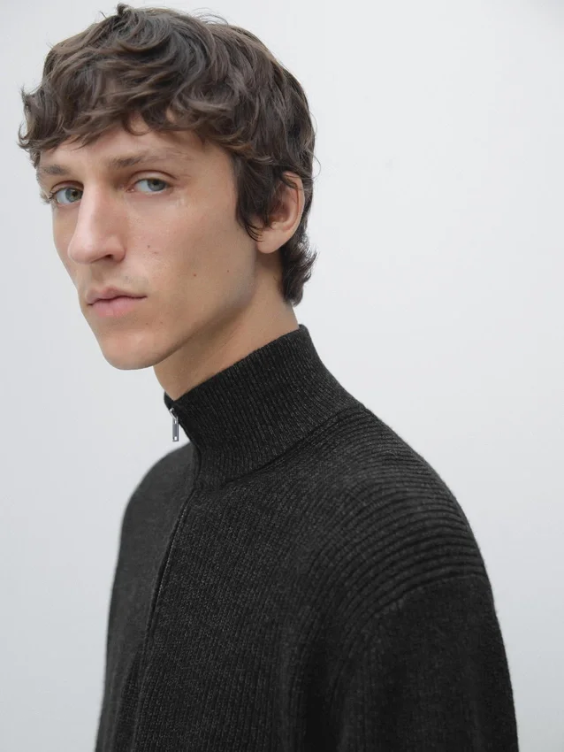 Stickad tröja med hög hals och dragkedja Stickad tröja med hög hals och dragkedja