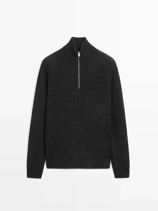 Stickad tröja med hög hals och dragkedja Stickad tröja med hög hals och dragkedja