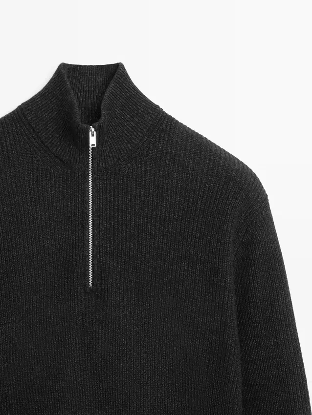 Stickad tröja med hög hals och dragkedja Stickad tröja med hög hals och dragkedja