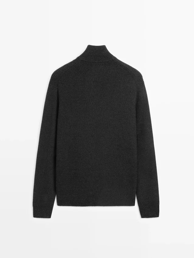 Stickad tröja med hög hals och dragkedja Stickad tröja med hög hals och dragkedja