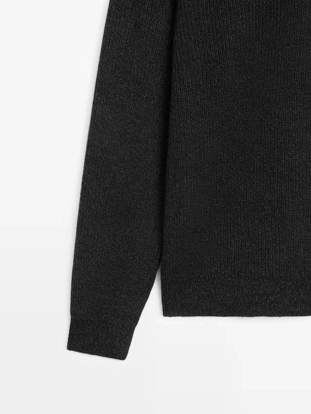 Stickad tröja med hög hals och dragkedja Stickad tröja med hög hals och dragkedja