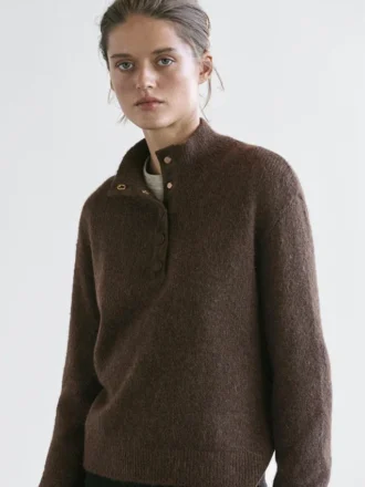 Stickad tröja med hög hals och tryckknappar