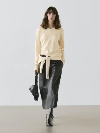 Stickad tröja med V-ringning