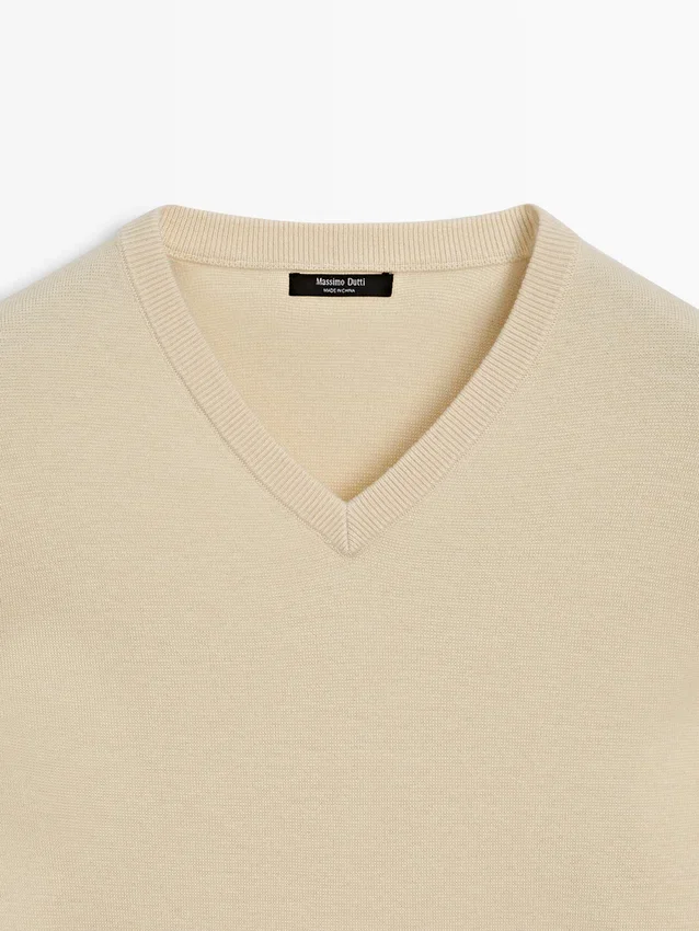 Stickad tröja med V-ringning Stickad tröja med V-ringning