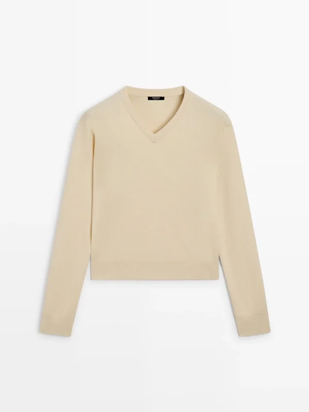 Stickad tröja med V-ringning Stickad tröja med V-ringning