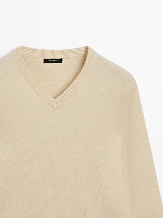 Stickad tröja med V-ringning Stickad tröja med V-ringning