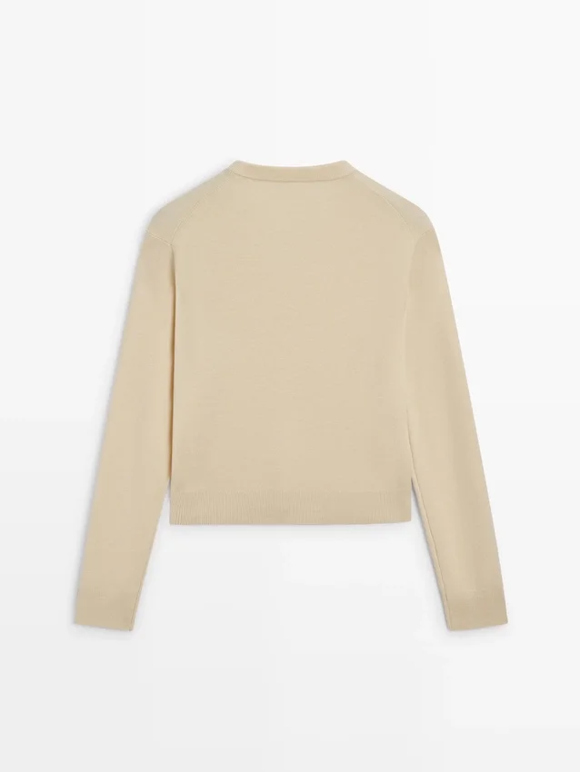 Stickad tröja med V-ringning Stickad tröja med V-ringning