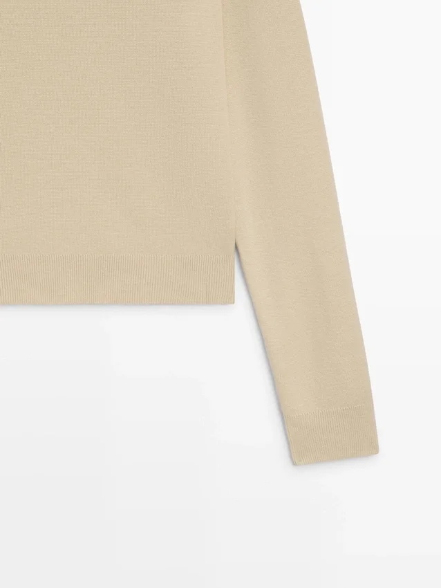 Stickad tröja med V-ringning Stickad tröja med V-ringning