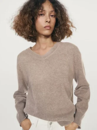 Stickad tröja med V-ringning och armbågsförstärkningar