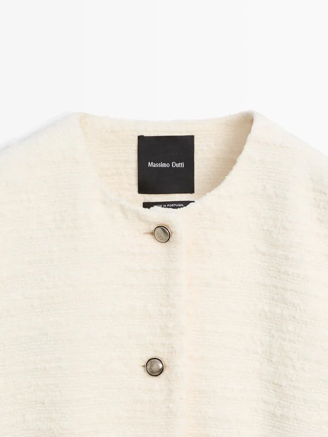 Strukturerad jacka i ullblandning med strassknappar Strukturerad jacka i ullblandning med strassknappar